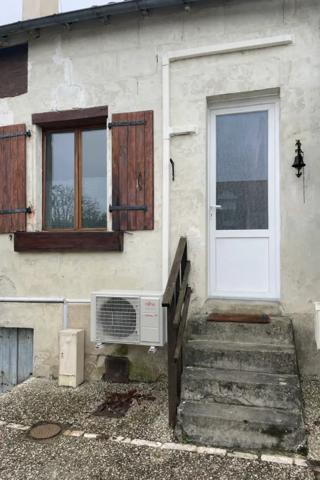 Maison de bourg bien située, avec jardin et potentiel d'amén