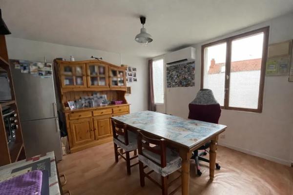 Maison de bourg bien située, avec jardin et potentiel d'amén