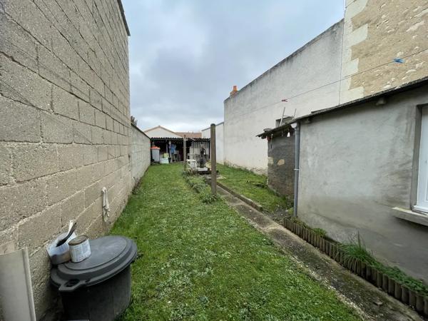 Maison de bourg bien située, avec jardin et potentiel d'amén