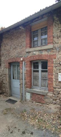 Maison en pierre , 2 pièces + dégagement , à rénover entièrement , dans bourg avec école, boulangerie, restaurant, étang de pêche et nombreux chemins de randonnées proche axe rapide , 8mn de la Souterraine.
Joli potentiel .
Mitoyenne d'un côté avec un cabanon.
Pas de jardin , pas de dépendance.