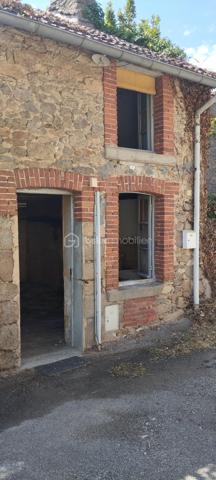 Maison en pierre , 2 pièces + dégagement , à rénover entièrement , dans bourg avec école, boulangerie, restaurant, étang de pêche et nombreux chemins de randonnées proche axe rapide , 8mn de la Souterraine.
Joli potentiel .
Mitoyenne d'un côté avec un cabanon.
Pas de jardin , pas de dépendance.