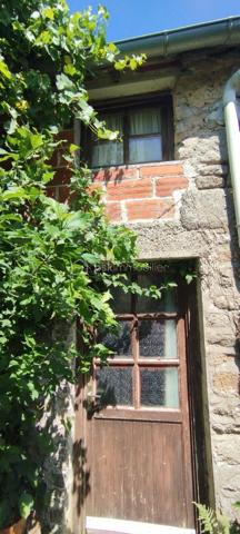 Maison en pierre , 2 pièces + dégagement , à rénover entièrement , dans bourg avec école, boulangerie, restaurant, étang de pêche et nombreux chemins de randonnées proche axe rapide , 8mn de la Souterraine.
Joli potentiel .
Mitoyenne d'un côté avec un cabanon.
Pas de jardin , pas de dépendance.