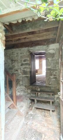 Maison en pierre , 2 pièces + dégagement , à rénover entièrement , dans bourg avec école, boulangerie, restaurant, étang de pêche et nombreux chemins de randonnées proche axe rapide , 8mn de la Souterraine.
Joli potentiel .
Mitoyenne d'un côté avec un cabanon.
Pas de jardin , pas de dépendance.