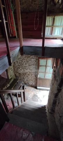 Maison en pierre , 2 pièces + dégagement , à rénover entièrement , dans bourg avec école, boulangerie, restaurant, étang de pêche et nombreux chemins de randonnées proche axe rapide , 8mn de la Souterraine.
Joli potentiel .
Mitoyenne d'un côté avec un cabanon.
Pas de jardin , pas de dépendance.