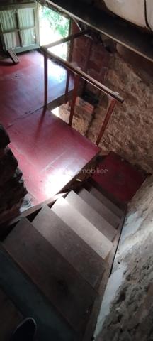 Maison en pierre , 2 pièces + dégagement , à rénover entièrement , dans bourg avec école, boulangerie, restaurant, étang de pêche et nombreux chemins de randonnées proche axe rapide , 8mn de la Souterraine.
Joli potentiel .
Mitoyenne d'un côté avec un cabanon.
Pas de jardin , pas de dépendance.