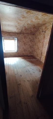 Maison en pierre , 2 pièces + dégagement , à rénover entièrement , dans bourg avec école, boulangerie, restaurant, étang de pêche et nombreux chemins de randonnées proche axe rapide , 8mn de la Souterraine.
Joli potentiel .
Mitoyenne d'un côté avec un cabanon.
Pas de jardin , pas de dépendance.