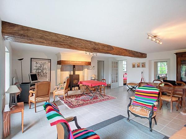 Belle longère à vendre sur les Bords de Loire dans un cadre bucolique offrant de beaux volumes et un joli jardin entièrement clos au calme