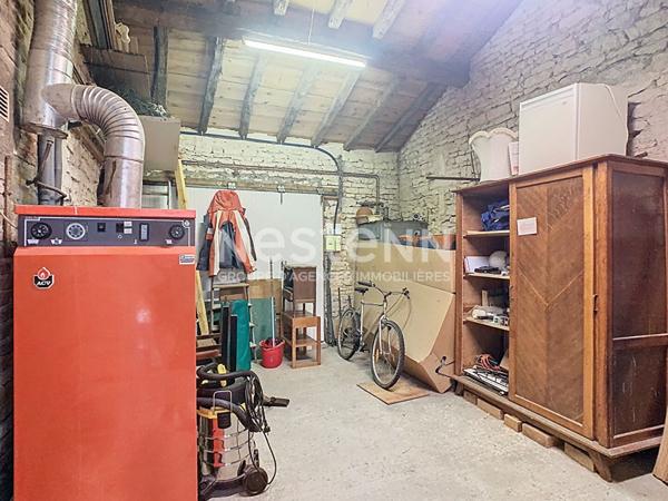 À vendre Charmante maison ancienne avec studio indépendant à Angles.