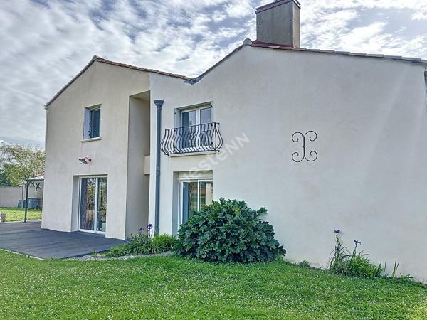 Maison Saint Pierre Le Vieux, 3 chambres + 1 bureau, jardin, dépendances