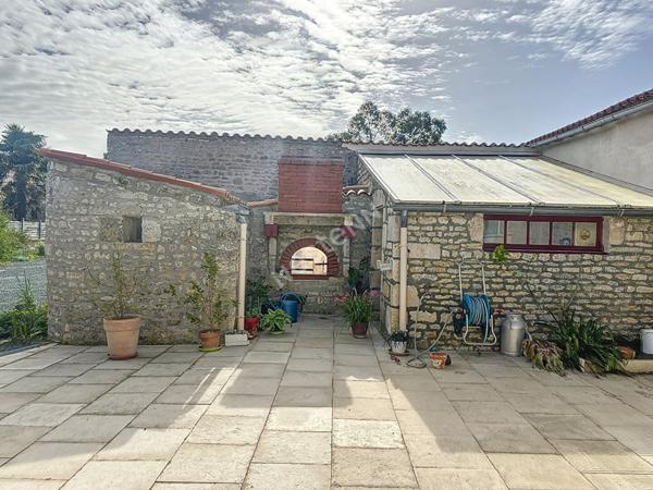 Maison Saint Pierre Le Vieux, 3 chambres + 1 bureau, jardin, dépendances