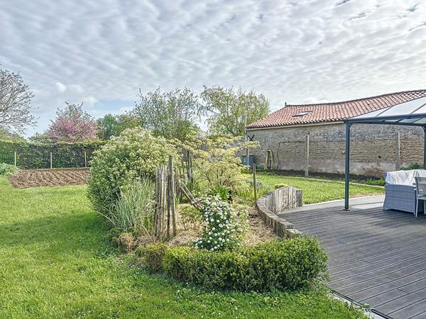 Maison Saint Pierre Le Vieux, 3 chambres + 1 bureau, jardin, dépendances