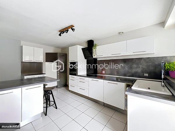 À 15 minutes de Grisy les plâtres, découvrez cette maison de village de 120 m² habitables offrant un potentiel d’évolution jusqu’à 180 m² grâce à sa dépendance communicante.

✨ 120 m² habitables
✨ Potentiel jusqu’à 180 m²
✨ 3 grandes chambres
✨ Dépendance communicante
✨ Pompe à chaleur récente
✨ Ballon thermodynamique
✨ Garage
✨ Plusieurs stationnements
✨ Jardin agréable et facile à entretenir
✨ DPE C

Cette maison s’adapte à de nombreux projets :

✔️ Famille avec enfants
✔️ Famille recomposée
✔️ Télétravail
✔️ Profession libérale
✔️ Logement indépendant pour un adolescent ou un parent
✔️ Projet locatif ou revenu complémentaire

📍 Amblainville

💰 315 000 € FAI

🎥 Découvrez la visite vidéo et laissez-vous surprendre par tout son potentiel.

📞 Une visite ?
📩 Un renseignement ?

Emmanuelle Escalona
BSK Immobilier
06 21 22 18 65

#amblainville #maisonavendre #immobilier #bskimmobilier #oise valdoise maisonfamiliale investissementimmobilier teletravail dependance maisonavecgarage projetimmobilier visitevideo nouveauteimmobiliere