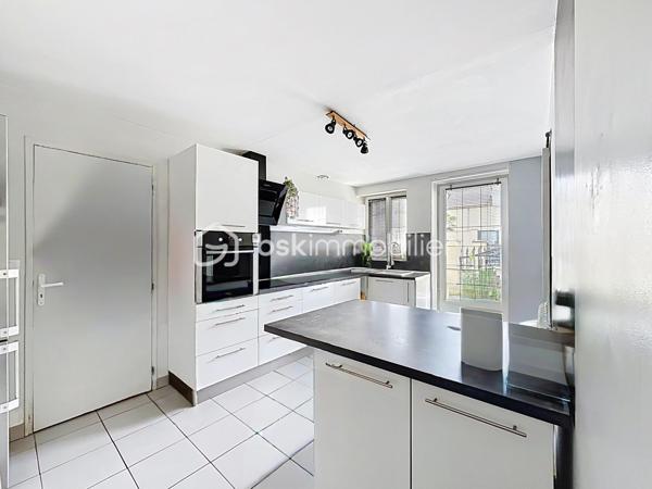 À 15 minutes de Grisy les plâtres, découvrez cette maison de village de 120 m² habitables offrant un potentiel d’évolution jusqu’à 180 m² grâce à sa dépendance communicante.

✨ 120 m² habitables
✨ Potentiel jusqu’à 180 m²
✨ 3 grandes chambres
✨ Dépendance communicante
✨ Pompe à chaleur récente
✨ Ballon thermodynamique
✨ Garage
✨ Plusieurs stationnements
✨ Jardin agréable et facile à entretenir
✨ DPE C

Cette maison s’adapte à de nombreux projets :

✔️ Famille avec enfants
✔️ Famille recomposée
✔️ Télétravail
✔️ Profession libérale
✔️ Logement indépendant pour un adolescent ou un parent
✔️ Projet locatif ou revenu complémentaire

📍 Amblainville

💰 315 000 € FAI

🎥 Découvrez la visite vidéo et laissez-vous surprendre par tout son potentiel.

📞 Une visite ?
📩 Un renseignement ?

Emmanuelle Escalona
BSK Immobilier
06 21 22 18 65

#amblainville #maisonavendre #immobilier #bskimmobilier #oise valdoise maisonfamiliale investissementimmobilier teletravail dependance maisonavecgarage projetimmobilier visitevideo nouveauteimmobiliere