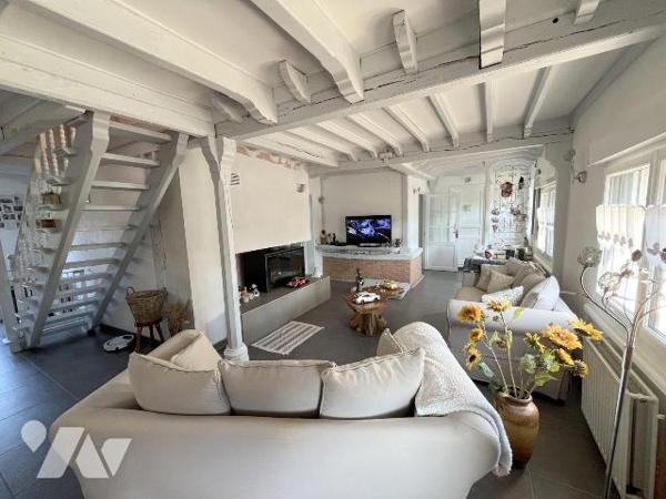 Notre Service Immobilier vous propose cette jolie maison sans travaux offrant la vie de plain p...