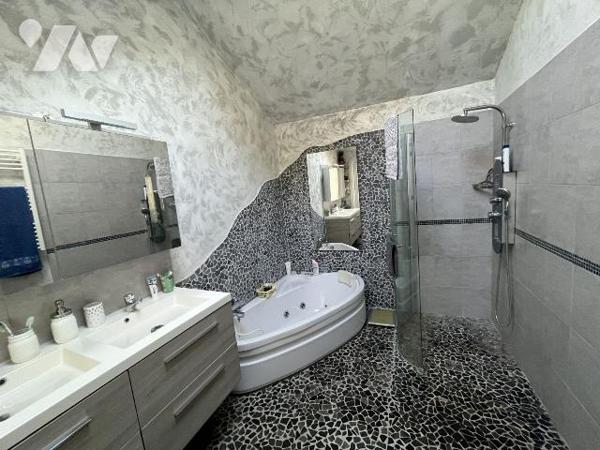 Notre Service Immobilier vous propose cette jolie maison sans travaux offrant la vie de plain p...