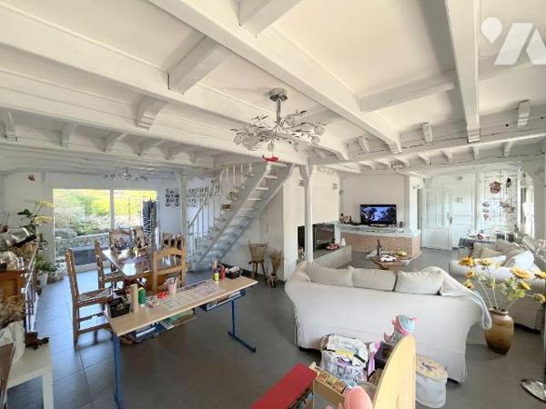 Notre Service Immobilier vous propose cette jolie maison sans travaux offrant la vie de plain p...