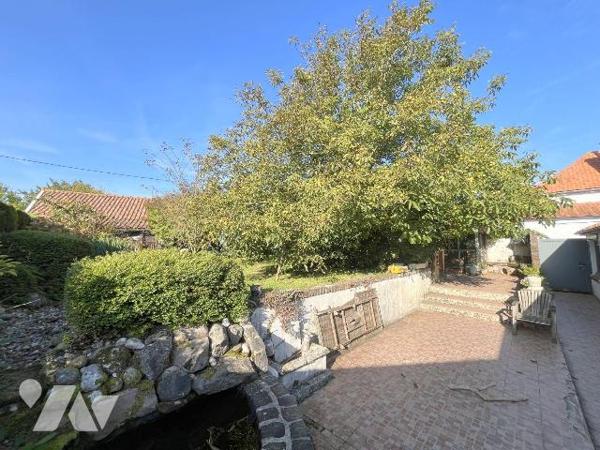 Notre Service Immobilier vous propose cette jolie maison sans travaux offrant la vie de plain p...