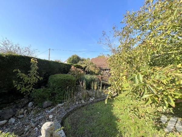 Notre Service Immobilier vous propose cette jolie maison sans travaux offrant la vie de plain p...