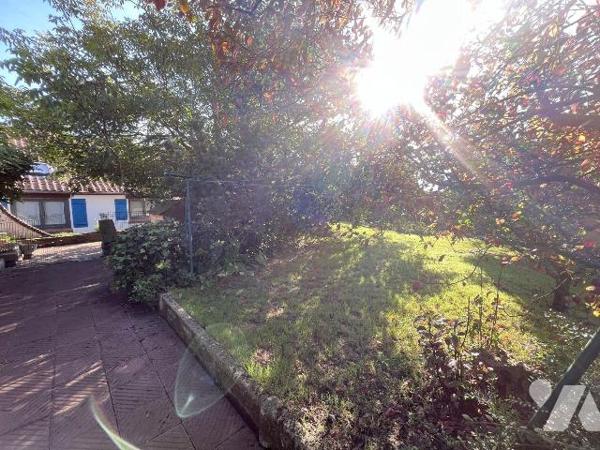 Notre Service Immobilier vous propose cette jolie maison sans travaux offrant la vie de plain p...