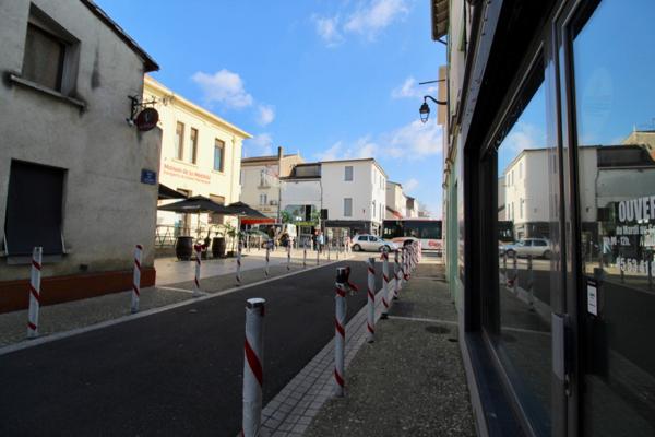 Villeneuve sur Lot, local commercial ou professionnel d'environ 27 m² situé centre ville proche parkings. réserve en cave. Point d'eau sur l'arrière. , Villeneuve sur lot