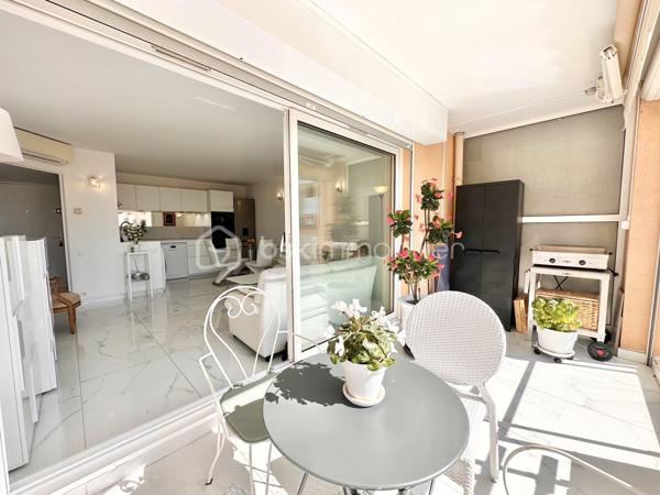 Dans une résidence sécurisée avec piscine, au calme et à seulement 2 minutes à pied du bord de mer et du Vieux-Port de Golfe Juan, découvrez ce beau 2 pièces lumineux situé au 2ème étage avec ascenseur.

Entièrement rénové dans un style contemporain, l’appartement est prêt à vivre,. AUCUN TRAVAUX à prévoir. 
Il se compose d’une entrée avec placard, d’un séjour avec cuisine ouverte neuve et entièrement équipée, d’une chambre avec placard et d’une salle d’eau avec WC.
Le séjour et la chambre, climatisés, s’ouvrent sur une agréable terrasse couverte de 15 m² exposée sud-ouest, offrant une vue sur la piscine ainsi qu’un bel aperçu sur le port, les bateaux et la mer.

Idéalement situé : 
En quelques minutes à pied, vous rejoignez le port, les plages, les restaurants, la boulangerie, le supermarché et les commerces de proximité. 
La gare SNCF à 5 minutes à pied et les bus permettent de rejoindre facilement Cannes, Antibes, Nice, Monaco, etc.

Imaginez: prendre votre café en terrasse, rejoindre la plage à pied, flâner sur le port, dîner au restaurant ou simplement regarder les bateaux depuis chez vous…
Un véritable air de vacances toute l’année!

Idéal en résidence principale, en pied-à-terre ou pour un investissement locatif.

N’attendez pas pour profiter pleinement de la douceur de vivre de Golfe Juan, contactez moi! 
Visites 7/7 – Vidéo sur demande