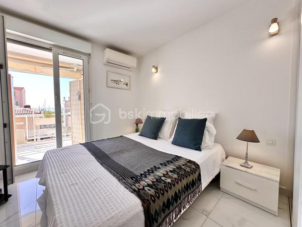 Dans une résidence sécurisée avec piscine, au calme et à seulement 2 minutes à pied du bord de mer et du Vieux-Port de Golfe Juan, découvrez ce beau 2 pièces lumineux situé au 2ème étage avec ascenseur.

Entièrement rénové dans un style contemporain, l’appartement est prêt à vivre,. AUCUN TRAVAUX à prévoir. 
Il se compose d’une entrée avec placard, d’un séjour avec cuisine ouverte neuve et entièrement équipée, d’une chambre avec placard et d’une salle d’eau avec WC.
Le séjour et la chambre, climatisés, s’ouvrent sur une agréable terrasse couverte de 15 m² exposée sud-ouest, offrant une vue sur la piscine ainsi qu’un bel aperçu sur le port, les bateaux et la mer.

Idéalement situé : 
En quelques minutes à pied, vous rejoignez le port, les plages, les restaurants, la boulangerie, le supermarché et les commerces de proximité. 
La gare SNCF à 5 minutes à pied et les bus permettent de rejoindre facilement Cannes, Antibes, Nice, Monaco, etc.

Imaginez: prendre votre café en terrasse, rejoindre la plage à pied, flâner sur le port, dîner au restaurant ou simplement regarder les bateaux depuis chez vous…
Un véritable air de vacances toute l’année!

Idéal en résidence principale, en pied-à-terre ou pour un investissement locatif.

N’attendez pas pour profiter pleinement de la douceur de vivre de Golfe Juan, contactez moi! 
Visites 7/7 – Vidéo sur demande