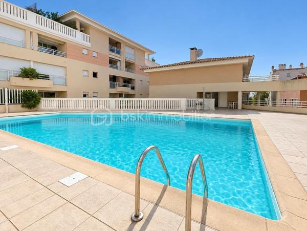 Dans une résidence sécurisée avec piscine, au calme et à seulement 2 minutes à pied du bord de mer et du Vieux-Port de Golfe Juan, découvrez ce beau 2 pièces lumineux situé au 2ème étage avec ascenseur.

Entièrement rénové dans un style contemporain, l’appartement est prêt à vivre,. AUCUN TRAVAUX à prévoir. 
Il se compose d’une entrée avec placard, d’un séjour avec cuisine ouverte neuve et entièrement équipée, d’une chambre avec placard et d’une salle d’eau avec WC.
Le séjour et la chambre, climatisés, s’ouvrent sur une agréable terrasse couverte de 15 m² exposée sud-ouest, offrant une vue sur la piscine ainsi qu’un bel aperçu sur le port, les bateaux et la mer.

Idéalement situé : 
En quelques minutes à pied, vous rejoignez le port, les plages, les restaurants, la boulangerie, le supermarché et les commerces de proximité. 
La gare SNCF à 5 minutes à pied et les bus permettent de rejoindre facilement Cannes, Antibes, Nice, Monaco, etc.

Imaginez: prendre votre café en terrasse, rejoindre la plage à pied, flâner sur le port, dîner au restaurant ou simplement regarder les bateaux depuis chez vous…
Un véritable air de vacances toute l’année!

Idéal en résidence principale, en pied-à-terre ou pour un investissement locatif.

N’attendez pas pour profiter pleinement de la douceur de vivre de Golfe Juan, contactez moi! 
Visites 7/7 – Vidéo sur demande