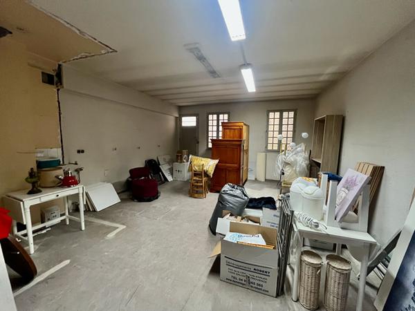 Attention, coup de coeur en vue pour cette maison de ville ! Située au coeur de la Bastide, cette maison de ville sur trois niveaux est un parfait mélange d'ancien et de contemporain. Dès l'entrée, vous tomberez sous le charme des volumes de cette maison , Villeneuve sur lot