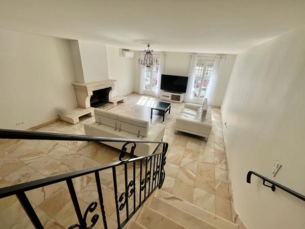 Attention, coup de coeur en vue pour cette maison de ville ! Située au coeur de la Bastide, cette maison de ville sur trois niveaux est un parfait mélange d'ancien et de contemporain. Dès l'entrée, vous tomberez sous le charme des volumes de cette maison , Villeneuve sur lot
