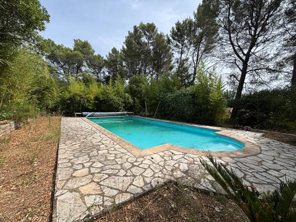 Exclusivité A VENDRE ! Maison de 92 m2 de plain pied + 10m² de dépendance + piscine le tout sur un terrain de 2 hectares!!