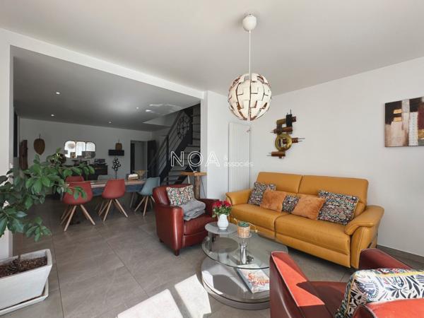 Villa rénovée avec piscine et bel environnement boisé