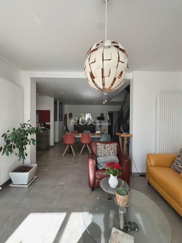 Villa rénovée avec piscine et bel environnement boisé