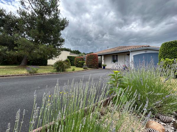Un cocon de vie à Boulazac ! Jolie villa de plain-pied avec dépendance, tout confort, proche commerces et nature !