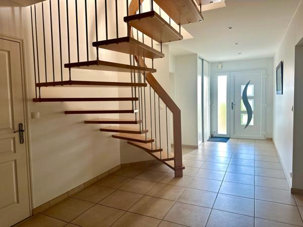 Maison à vendre à Saumur-Bagneux - 4 chambres - Vue dégagée - 222 m² - construction 2006 - Parcelle de 659m²