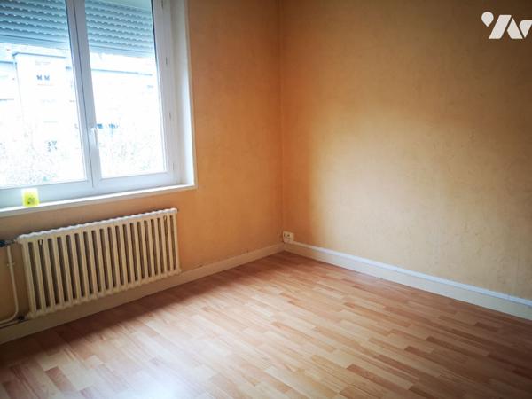 Immeuble en pierres au coeur de Saint-Hilaire-du-Harcouët Idéal investisseur