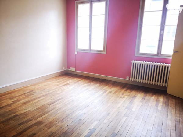 Immeuble en pierres au coeur de Saint-Hilaire-du-Harcouët Idéal investisseur