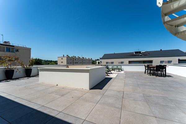 Appartement 5 pièces -Dernier étage terrasse et Rooftop Francheville Le Bas