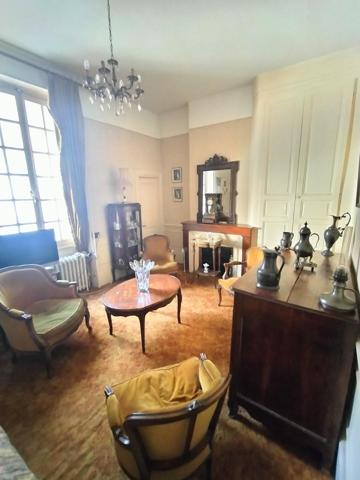 Maison de Caractère 7 pièces – 5 Chambres – Cour & Garage – Châteaudun