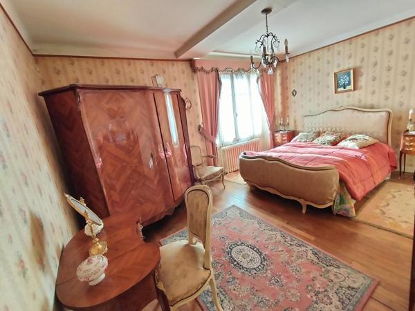 Maison de Caractère 7 pièces – 5 Chambres – Cour & Garage – Châteaudun