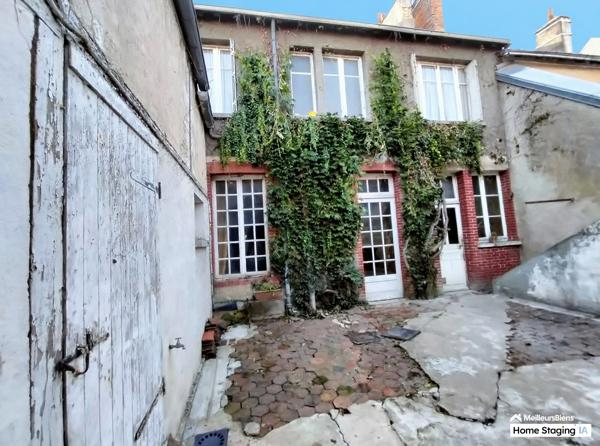 Maison de Caractère 7 pièces – 5 Chambres – Cour & Garage – Châteaudun