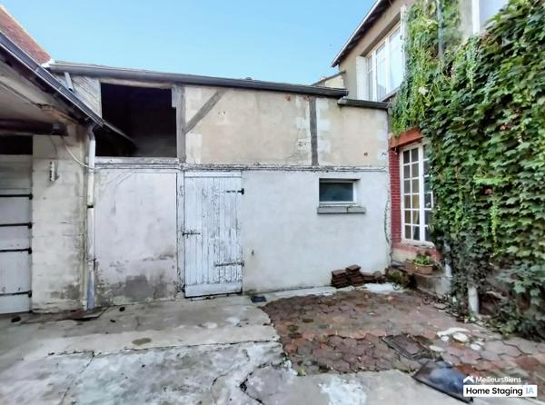 Maison de Caractère 7 pièces – 5 Chambres – Cour & Garage – Châteaudun