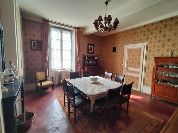 Maison de Caractère 7 pièces – 5 Chambres – Cour & Garage – Châteaudun