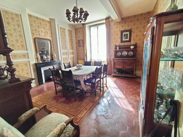 Maison de Caractère 7 pièces – 5 Chambres – Cour & Garage – Châteaudun