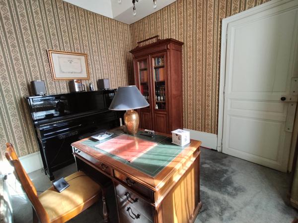 Maison de Caractère 7 pièces – 5 Chambres – Cour & Garage – Châteaudun