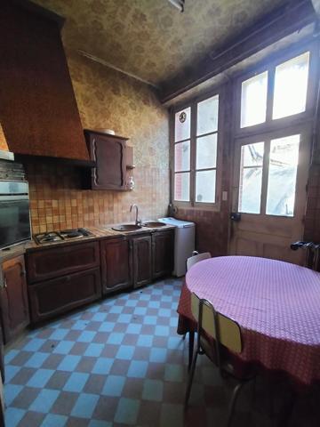 Maison de Caractère 7 pièces – 5 Chambres – Cour & Garage – Châteaudun