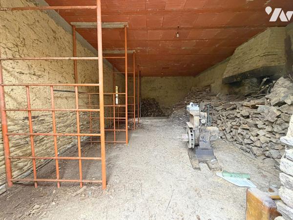 MAISON EN PIERRES AVEC GRANGE A ORGERES A RENOVER !