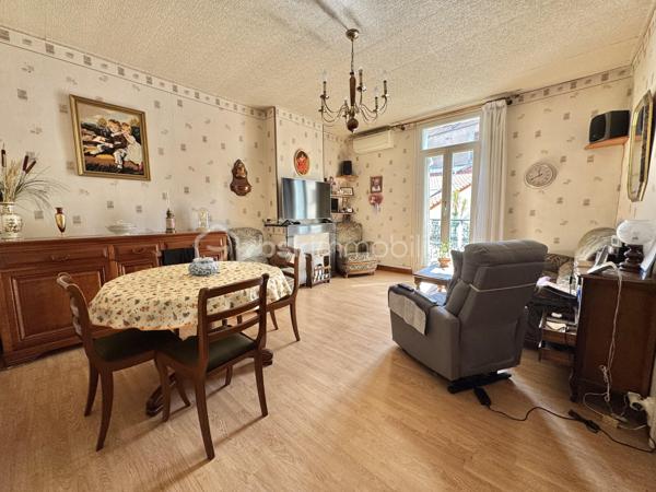 À découvrir sans tarder, ce bel appartement T4 de 87 m² situé au 1er étage d’une résidence calme et bien entretenue de trois étages, à deux pas du Champ de Mars.  

Il se compose d’un agréable salon-séjour lumineux avec climatisation, idéal pour votre confort été comme hiver, d’une cuisine indépendante, de trois belles chambres, d’une salle d’eau moderne ainsi que d’un WC séparé.  

Un grenier vient compléter ce bien et offre un espace de rangement supplémentaire très appréciable.  

Grâce à sa localisation privilégiée, proche des commodités, des commerces et des écoles, cet appartement saura séduire aussi bien une famille qu’un investisseur.  

Un bien fonctionnel, confortable et idéalement situé à visiter rapidement !