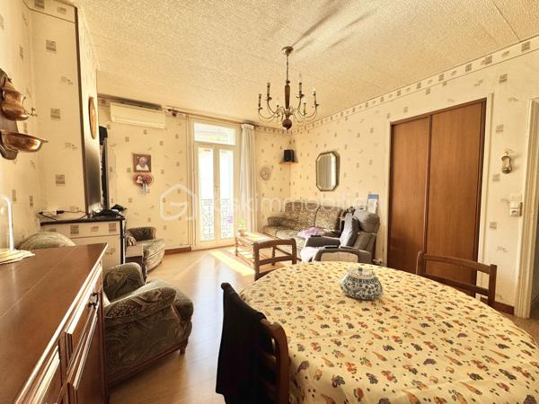 À découvrir sans tarder, ce bel appartement T4 de 87 m² situé au 1er étage d’une résidence calme et bien entretenue de trois étages, à deux pas du Champ de Mars.  

Il se compose d’un agréable salon-séjour lumineux avec climatisation, idéal pour votre confort été comme hiver, d’une cuisine indépendante, de trois belles chambres, d’une salle d’eau moderne ainsi que d’un WC séparé.  

Un grenier vient compléter ce bien et offre un espace de rangement supplémentaire très appréciable.  

Grâce à sa localisation privilégiée, proche des commodités, des commerces et des écoles, cet appartement saura séduire aussi bien une famille qu’un investisseur.  

Un bien fonctionnel, confortable et idéalement situé à visiter rapidement !