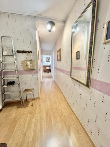 À découvrir sans tarder, ce bel appartement T4 de 87 m² situé au 1er étage d’une résidence calme et bien entretenue de trois étages, à deux pas du Champ de Mars.  

Il se compose d’un agréable salon-séjour lumineux avec climatisation, idéal pour votre confort été comme hiver, d’une cuisine indépendante, de trois belles chambres, d’une salle d’eau moderne ainsi que d’un WC séparé.  

Un grenier vient compléter ce bien et offre un espace de rangement supplémentaire très appréciable.  

Grâce à sa localisation privilégiée, proche des commodités, des commerces et des écoles, cet appartement saura séduire aussi bien une famille qu’un investisseur.  

Un bien fonctionnel, confortable et idéalement situé à visiter rapidement !