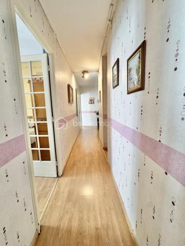 À découvrir sans tarder, ce bel appartement T4 de 87 m² situé au 1er étage d’une résidence calme et bien entretenue de trois étages, à deux pas du Champ de Mars.  

Il se compose d’un agréable salon-séjour lumineux avec climatisation, idéal pour votre confort été comme hiver, d’une cuisine indépendante, de trois belles chambres, d’une salle d’eau moderne ainsi que d’un WC séparé.  

Un grenier vient compléter ce bien et offre un espace de rangement supplémentaire très appréciable.  

Grâce à sa localisation privilégiée, proche des commodités, des commerces et des écoles, cet appartement saura séduire aussi bien une famille qu’un investisseur.  

Un bien fonctionnel, confortable et idéalement situé à visiter rapidement !